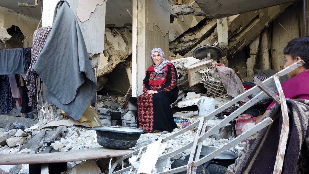 Samar Abd Rabbo, desplazada de la ciudad de Jabalia, vive con su familia en un edificio destruido de la ciudad de Gaza.